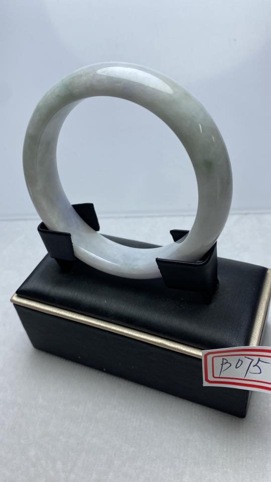 B075 天然A貨翡翠手鐲・玉鐲・57.5圍・實物拍攝・附鑑定證書 - Image 3