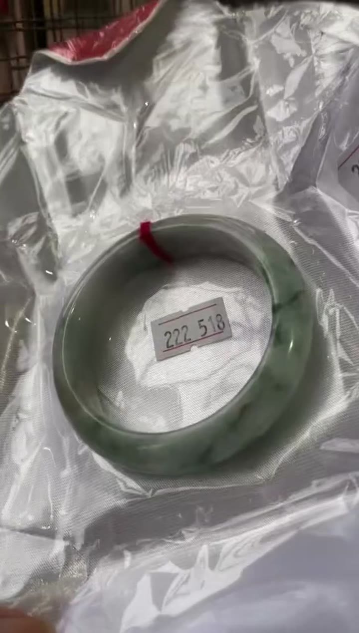 B103 天然A貨翡翠手鐲・玉鐲・51.8圍・實物拍攝・附鑑定證書 - Gambar 6