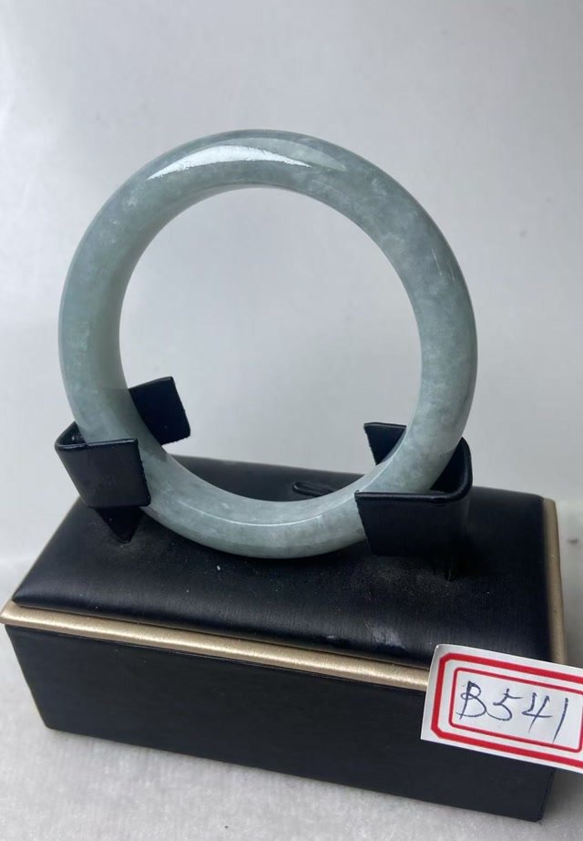 為什麼每支翡翠手鐲都不一樣？天然紋理是身分證