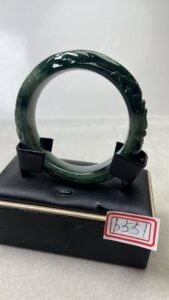 Read more about the article 什麼是天然 A 貨翡翠？認識翡翠分級與鑑定證書