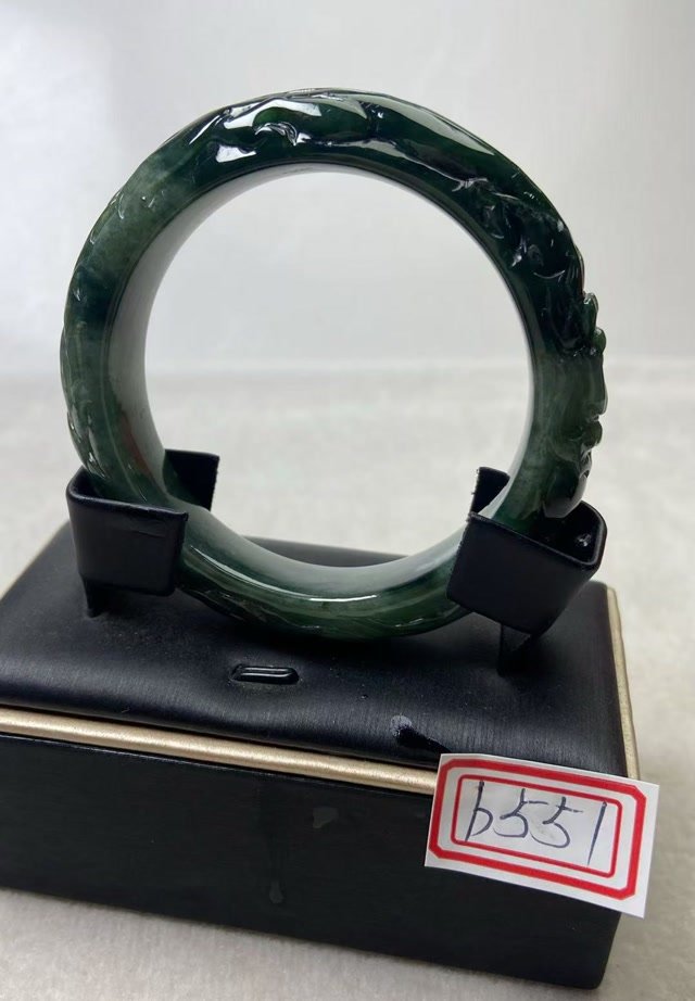 Anda sedang melihat 新手怎麼挑翡翠手鐲？天然 A 貨、圈口、鑑定證書 5 個重點一次看懂